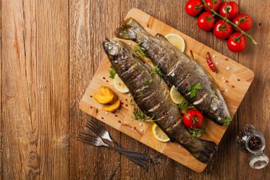 Izgara alabalık. Fırında patatesle servis edilir. Üst görünüm. 