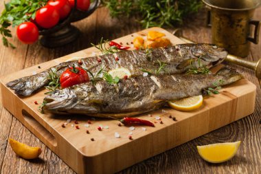 Izgara alabalık. Fırında patatesle servis edilir. Ön görünüm. 