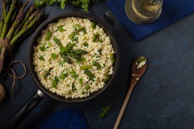 Klasik İtalyan pilavı ve kuşkonmaz. Üst Manzara. Koyu mavi arkaplan.