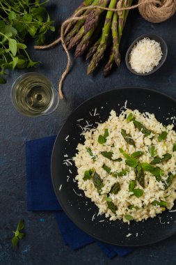 Klasik İtalyan pilavı ve kuşkonmaz. Üst Manzara. Koyu mavi arkaplan.