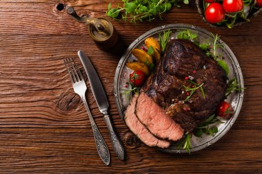 Kızarmış göğüs eti. Kırsal tarzda, doğal ahşap arka plan. Karanlık stil. Üst Manzara. Düz yatıyordu. 