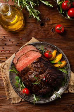 Kızarmış göğüs eti. Kırsal tarzda, doğal ahşap arka plan. Karanlık stil. Üst Manzara. Düz yatıyordu. 