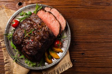 Kızarmış göğüs eti. Kırsal tarzda, doğal ahşap arka plan. Karanlık stil. Üst Manzara. Düz yatıyordu. 