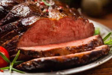 Kızarmış göğüs eti. Kırsal tarzda, doğal ahşap arka plan. Karanlık stil. Ön görünüm. 