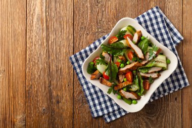 Izgara dana eti, pancar kökü ve salatalık ile nefis salata. Üst görünüm. 