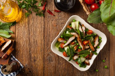 Izgara dana eti, pancar kökü ve salatalık ile nefis salata. Üst görünüm. 