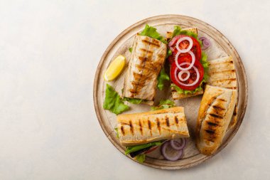 Kavrulmuş uskumrulu geleneksel Türk sandviçi.