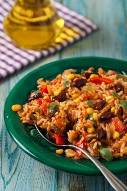 Kıyma ve sebzeli Meksika pirinci. Ön görünüm.