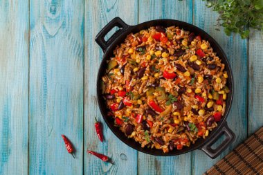 Kıyma ve sebzeli Meksika pirinci. Üst görünüm.