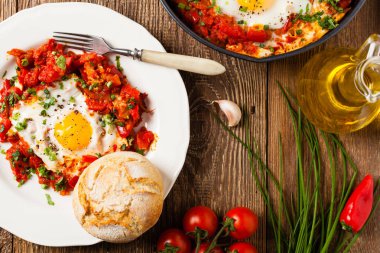 Shakshouka, domates sosunda haşlanmış yumurta, acı biber, soğan. Üst görünüm. 