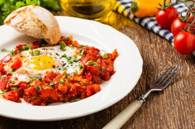 Shakshouka, domates sosunda haşlanmış yumurta, acı biber, soğan. Ön görünüm. 