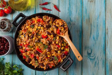 Kıyma ve sebzeli Meksika pirinci. Üst görünüm.