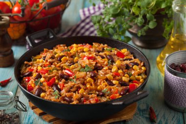 Kıyma ve sebzeli Meksika pirinci. Ön görünüm.