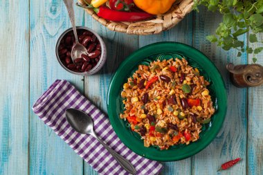 Kıyma ve sebzeli Meksika pirinci. Üst görünüm.