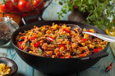 Kıyma ve sebzeli Meksika pirinci. Ön görünüm.