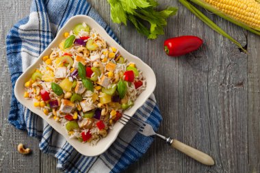 Pirinç, tavuk, fıstık ve sebzeli salata. Üst görünüm. 