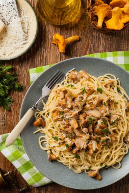 Mantar mantarlı spagetti. Üst görünüm. 