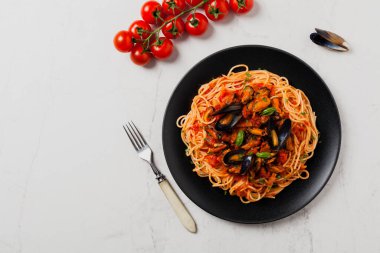 Midyeli spagetti. Üst Manzara. Taş arkaplan.