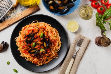 Midyeli spagetti. Üst Manzara. Taş arkaplan.