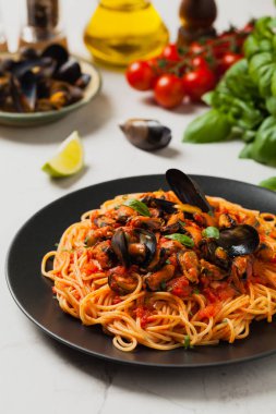 Midyeli spagetti. Ön manzara. Taş arkaplan.