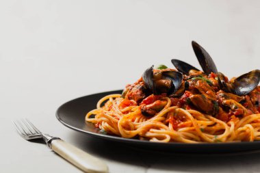 Midyeli spagetti. Ön manzara. Taş arkaplan.