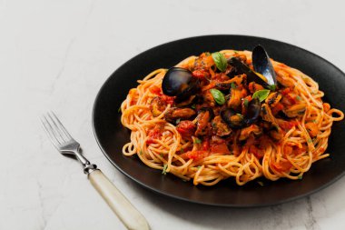 Midyeli spagetti. Ön manzara. Taş arkaplan.