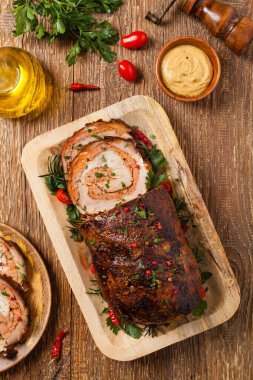 Bütün olarak kızartılmış, kıymalı domuz boynuyla doldurulmuş. Üst Manzara. Doğal ahşap zemin.