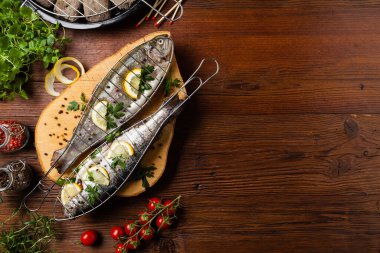 Çiğ balık, ızgara için hazır. Kavram. Tarif için yer. Izgara aksesuarları. Üst Manzara. Düz yatıyordu.