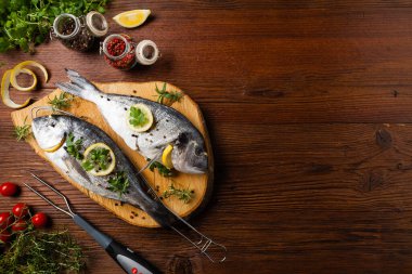 Çiğ balık, ızgara için hazır. Kavram. Tarif için yer. Izgara aksesuarları. Üst Manzara. Düz yatıyordu.