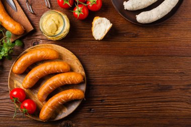 Çiğ, hazır sosisler. Izgara aksesuarları. Kavram. Tarif için yer. Üst görünüm. 
