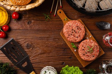 Çiğ sığır burger, ızgara için hazır. Izgara aksesuarları. Kavram. Açıklama için boş yer. Üst görünüm.
