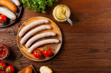 Çiğ, hazır sosisler. Izgara aksesuarları. Kavram. Tarif için yer. Üst görünüm. 