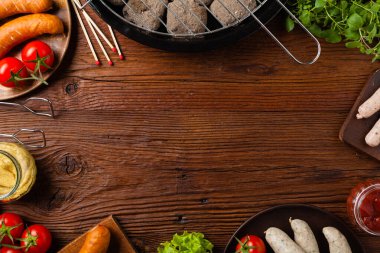 Çiğ, hazır sosisler. Izgara aksesuarları. Kavram. Tarif için yer. Üst görünüm. 