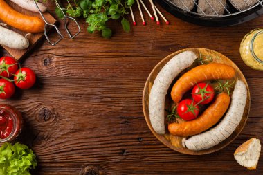 Çiğ, hazır sosisler. Izgara aksesuarları. Kavram. Tarif için yer. Üst görünüm. 