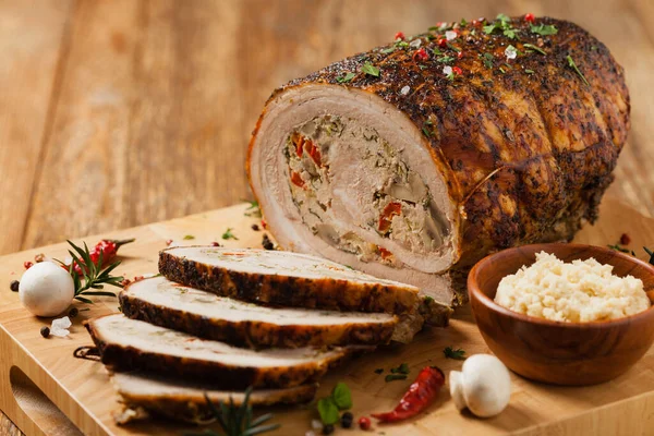 Gebakken Hele Bacon Roulade Met Gehakt Champignons Paprika Vooraanzicht — Stockfoto