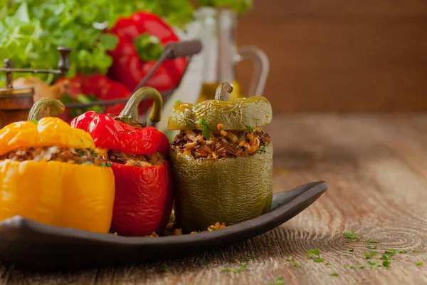 Kleurrijk Gebakken Met Kaas Gevulde Paprika Met Rijst Gehakt Vooraanzicht — Stockfoto