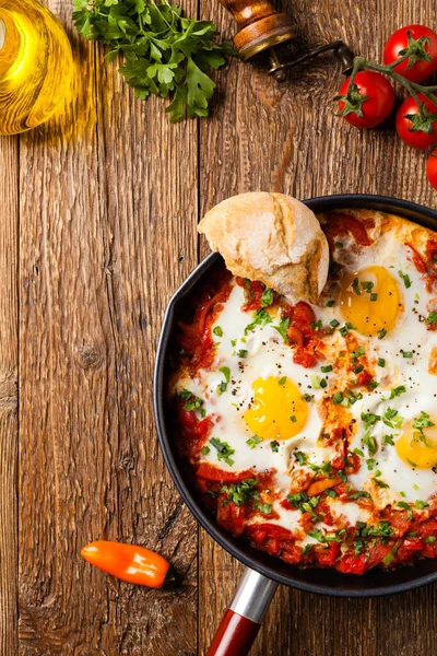 Shakshouka Πιάτο Αυγά Ποσέ Σάλτσα Ντομάτας Πιπεριές Τσίλι Κρεμμύδια Άνω — Φωτογραφία Αρχείου