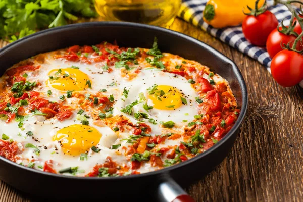 Shakshouka Πιάτο Αυγά Ποσέ Σάλτσα Ντομάτας Πιπεριές Τσίλι Κρεμμύδια Πρόσθια — Φωτογραφία Αρχείου