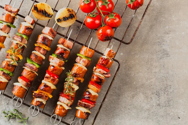 Gegrillte Spieße Mit Wurst Speck Und Gemüse Ansicht Von Oben — Stockfoto