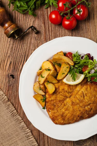 Chicken Schnitzel Served Roasted Potatoes Salad Top View Natural Wooden — Stock Photo, Image