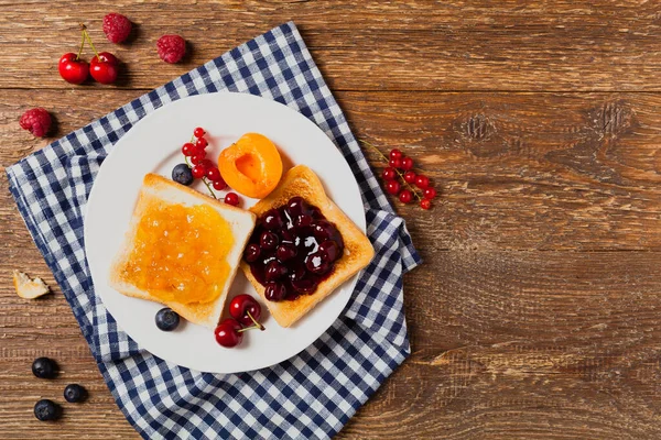 Petit Déjeuner Toasts Confiture Cerises Pêches Fruits Frais Vue Dessus — Photo