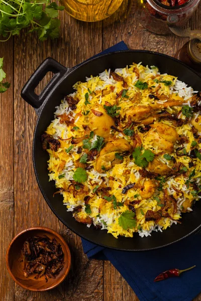 Biryani和鸡肉 传统的印度米饭和鸡肉 用香料和酸奶腌制而成 天然木制背景 — 图库照片