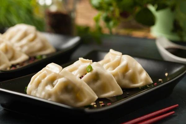 Original Japanska Dumplings Gyoza Med Kyckling Och Grönsaker Framifrån Mörkblå — Stockfoto