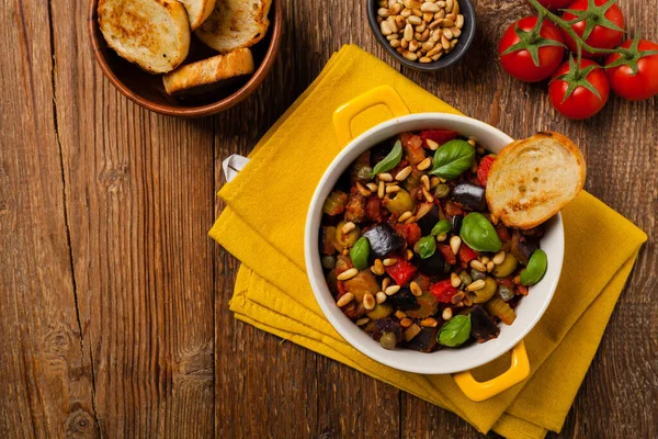 Traditionell Italiensk Caponata Serveras Med Krutonger Gul Solig Kruka Dekorerad — Stockfoto