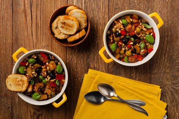 Traditionell Italiensk Caponata Serveras Med Krutonger Gul Solig Kruka Dekorerad — Stockfoto