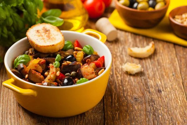 Traditionell Italiensk Caponata Serveras Med Krutonger Gul Solig Kruka Dekorerad — Stockfoto