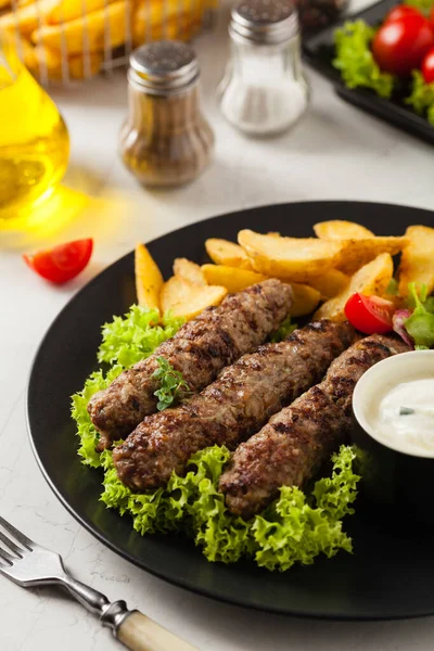 Traditionell Cevapcici Serveras Med Bakad Potatis Stenbakgrund Framifrån — Stockfoto