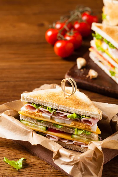 チーズ 野菜とおいしいトーストサンドイッチ 正面図 — ストック写真