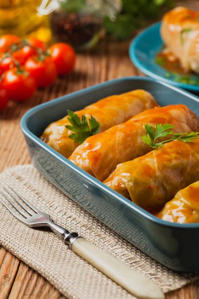 Traditionele Gevulde Kool Met Gehakt Rijst Geserveerd Een Tomatensaus Vooraanzicht — Stockfoto