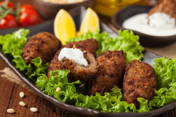 Kibbeh Árabe Tradicional Com Cordeiro Pinhões Vista Frontal Fundo Madeira — Fotografia de Stock